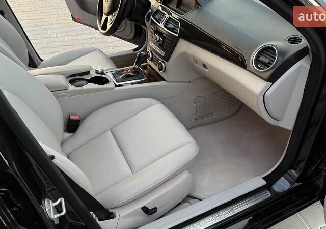 Мерседес Ц-Класс 2012 в Тернополе на Automoto.ua Черный Мерседес Ц-Класс, объемом двигателя 1.8 л и пробегом 174 тыс. км за 11999 $, фото 32 на Automoto.ua