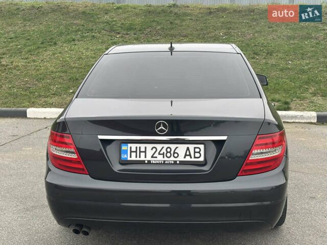 Черный Мерседес Ц-Класс, объемом двигателя 2.14 л и пробегом 195 тыс. км за 15000 $, фото 4 на Automoto.ua