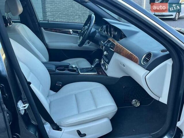 Черный Мерседес Ц-Класс, объемом двигателя 1.8 л и пробегом 243 тыс. км за 10900 $, фото 22 на Automoto.ua