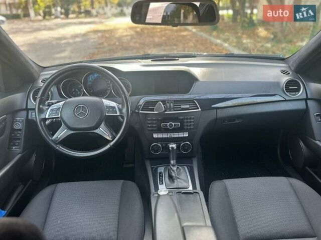 Черный Мерседес Ц-Класс, объемом двигателя 2.14 л и пробегом 205 тыс. км за 10500 $, фото 7 на Automoto.ua