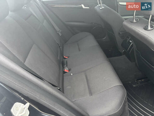 Черный Мерседес Ц-Класс, объемом двигателя 2.14 л и пробегом 195 тыс. км за 15000 $, фото 12 на Automoto.ua