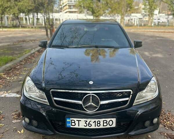 Черный Мерседес Ц-Класс, объемом двигателя 2.14 л и пробегом 205 тыс. км за 10500 $, фото 1 на Automoto.ua