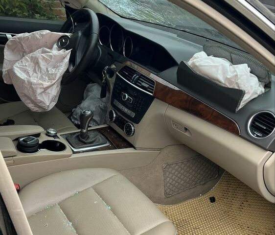 Черный Мерседес Ц-Класс, объемом двигателя 1.8 л и пробегом 189 тыс. км за 5500 $, фото 7 на Automoto.ua