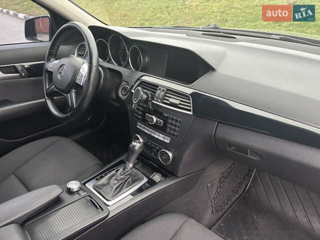 Черный Мерседес Ц-Класс, объемом двигателя 2.14 л и пробегом 195 тыс. км за 15000 $, фото 15 на Automoto.ua