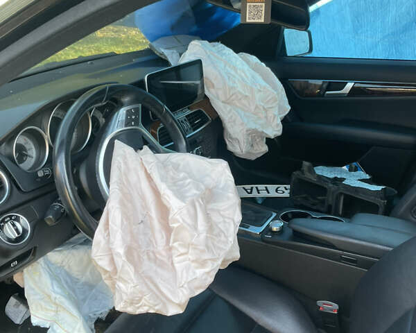 Черный Мерседес Ц-Класс, объемом двигателя 1.8 л и пробегом 210 тыс. км за 5500 $, фото 5 на Automoto.ua