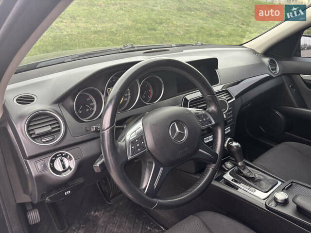 Черный Мерседес Ц-Класс, объемом двигателя 2.14 л и пробегом 195 тыс. км за 15000 $, фото 8 на Automoto.ua