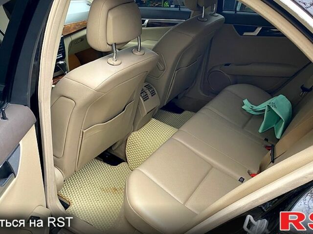 Чорний Мерседес Ц-Клас, об'ємом двигуна 1.8 л та пробігом 270 тис. км за 11700 $, фото 5 на Automoto.ua