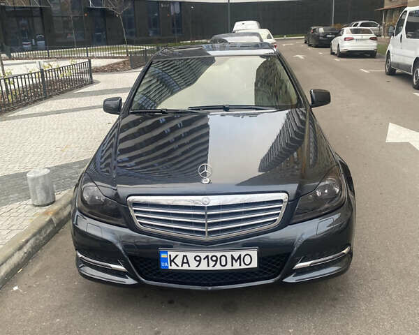 Чорний Мерседес Ц-Клас, об'ємом двигуна 3 л та пробігом 232 тис. км за 12800 $, фото 1 на Automoto.ua
