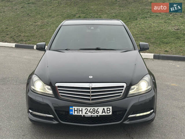 Черный Мерседес Ц-Класс, объемом двигателя 2.14 л и пробегом 195 тыс. км за 15000 $, фото 1 на Automoto.ua