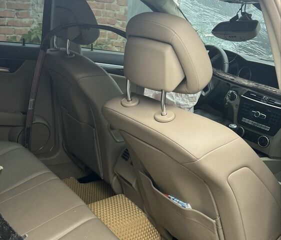 Черный Мерседес Ц-Класс, объемом двигателя 1.8 л и пробегом 189 тыс. км за 5500 $, фото 5 на Automoto.ua