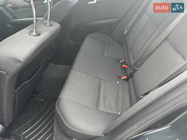 Черный Мерседес Ц-Класс, объемом двигателя 2.14 л и пробегом 195 тыс. км за 15000 $, фото 6 на Automoto.ua