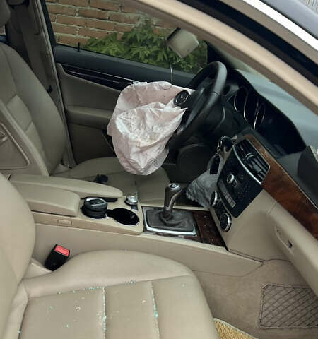 Черный Мерседес Ц-Класс, объемом двигателя 1.8 л и пробегом 189 тыс. км за 5100 $, фото 7 на Automoto.ua