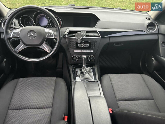 Черный Мерседес Ц-Класс, объемом двигателя 2.14 л и пробегом 195 тыс. км за 15000 $, фото 16 на Automoto.ua