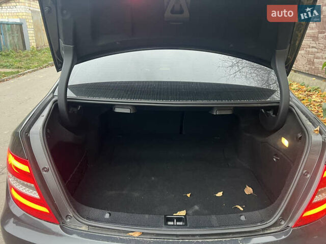 Черный Мерседес Ц-Класс, объемом двигателя 2.2 л и пробегом 196 тыс. км за 12800 $, фото 12 на Automoto.ua
