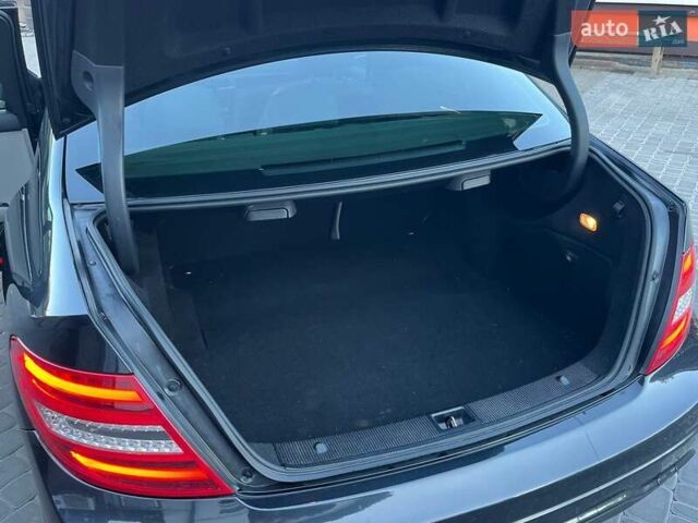 Черный Мерседес Ц-Класс, объемом двигателя 1.8 л и пробегом 243 тыс. км за 10900 $, фото 18 на Automoto.ua