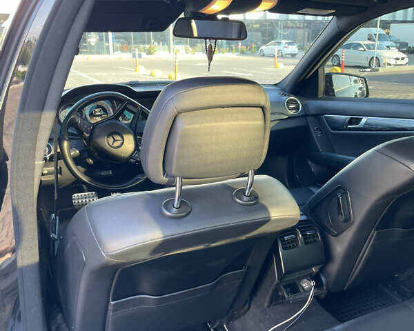 Черный Мерседес Ц-Класс, объемом двигателя 3 л и пробегом 160 тыс. км за 13300 $, фото 4 на Automoto.ua