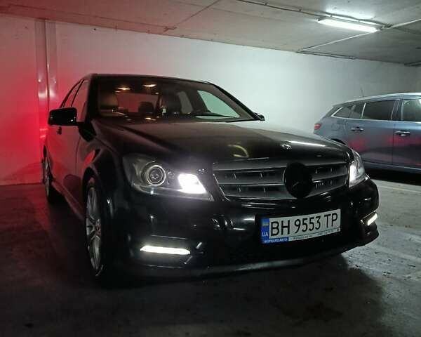 Черный Мерседес Ц-Класс, объемом двигателя 2.14 л и пробегом 213 тыс. км за 13000 $, фото 1 на Automoto.ua