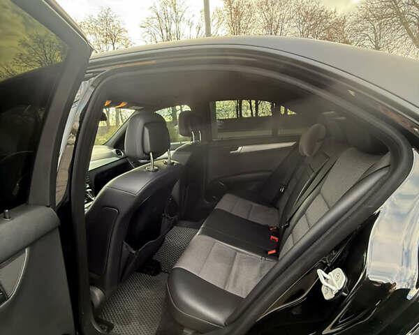 Чорний Мерседес Ц-Клас, об'ємом двигуна 2.15 л та пробігом 225 тис. км за 15200 $, фото 13 на Automoto.ua