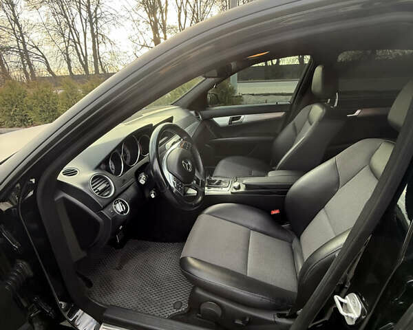 Чорний Мерседес Ц-Клас, об'ємом двигуна 2.15 л та пробігом 225 тис. км за 15200 $, фото 12 на Automoto.ua