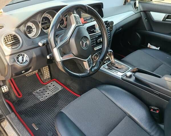 Черный Мерседес Ц-Класс, объемом двигателя 2.14 л и пробегом 213 тыс. км за 13000 $, фото 7 на Automoto.ua