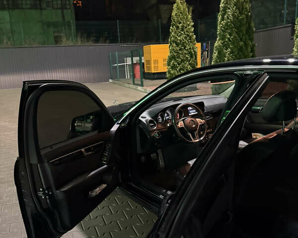 Чорний Мерседес Ц-Клас, об'ємом двигуна 2.2 л та пробігом 220 тис. км за 12400 $, фото 24 на Automoto.ua