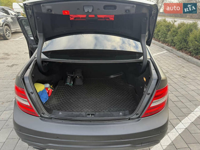 Чорний Мерседес Ц-Клас, об'ємом двигуна 2.15 л та пробігом 225 тис. км за 15200 $, фото 10 на Automoto.ua