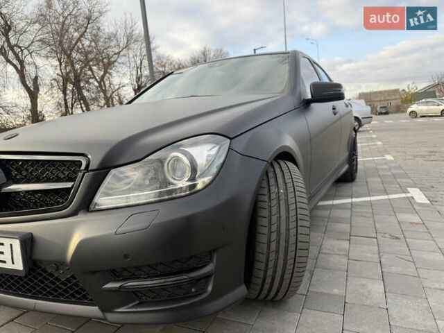 Чорний Мерседес Ц-Клас, об'ємом двигуна 2.15 л та пробігом 225 тис. км за 15200 $, фото 3 на Automoto.ua