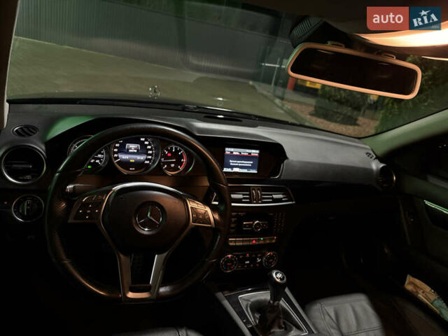 Чорний Мерседес Ц-Клас, об'ємом двигуна 2.2 л та пробігом 220 тис. км за 12400 $, фото 28 на Automoto.ua