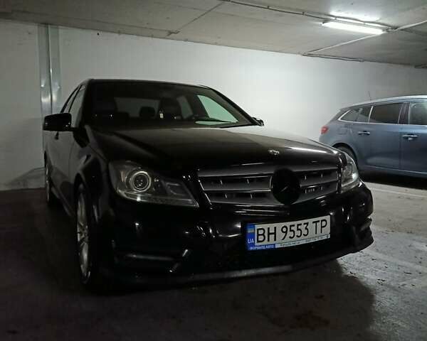 Черный Мерседес Ц-Класс, объемом двигателя 2.14 л и пробегом 213 тыс. км за 13000 $, фото 2 на Automoto.ua