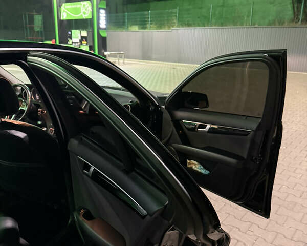 Чорний Мерседес Ц-Клас, об'ємом двигуна 2.2 л та пробігом 220 тис. км за 12400 $, фото 20 на Automoto.ua