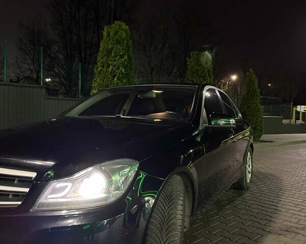 Чорний Мерседес Ц-Клас, об'ємом двигуна 2.2 л та пробігом 220 тис. км за 12400 $, фото 5 на Automoto.ua