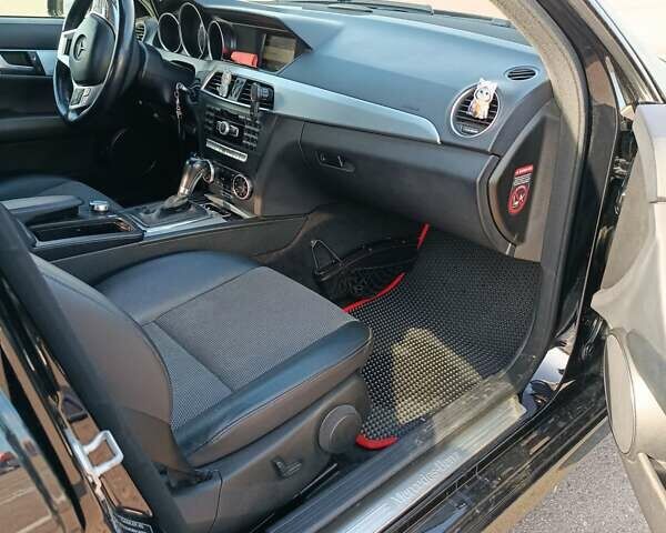 Черный Мерседес Ц-Класс, объемом двигателя 2.14 л и пробегом 213 тыс. км за 13000 $, фото 9 на Automoto.ua