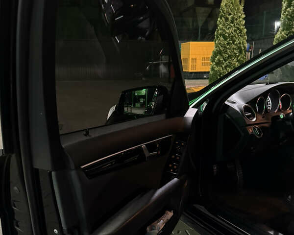 Чорний Мерседес Ц-Клас, об'ємом двигуна 2.2 л та пробігом 220 тис. км за 12400 $, фото 25 на Automoto.ua