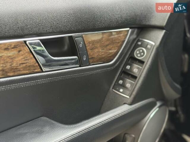 Черный Мерседес Ц-Класс, объемом двигателя 1.6 л и пробегом 208 тыс. км за 12800 $, фото 48 на Automoto.ua