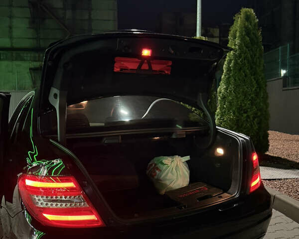 Чорний Мерседес Ц-Клас, об'ємом двигуна 2.2 л та пробігом 220 тис. км за 12400 $, фото 18 на Automoto.ua