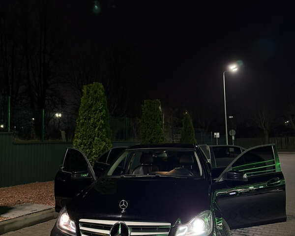 Чорний Мерседес Ц-Клас, об'ємом двигуна 2.2 л та пробігом 220 тис. км за 12400 $, фото 12 на Automoto.ua