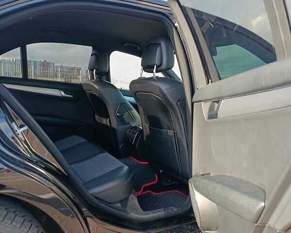 Черный Мерседес Ц-Класс, объемом двигателя 2.14 л и пробегом 213 тыс. км за 13000 $, фото 12 на Automoto.ua