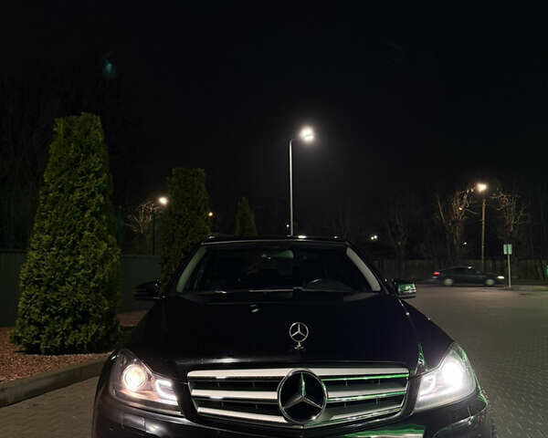 Чорний Мерседес Ц-Клас, об'ємом двигуна 2.2 л та пробігом 220 тис. км за 12400 $, фото 1 на Automoto.ua