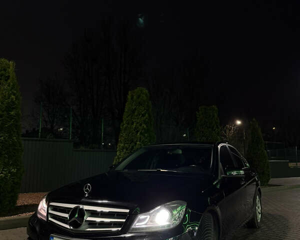 Чорний Мерседес Ц-Клас, об'ємом двигуна 2.2 л та пробігом 220 тис. км за 12400 $, фото 2 на Automoto.ua