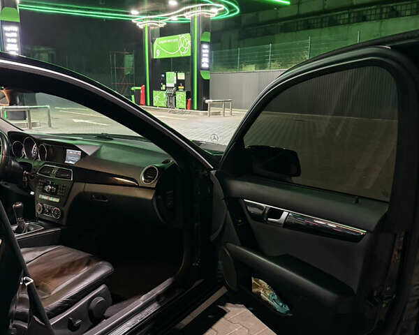 Чорний Мерседес Ц-Клас, об'ємом двигуна 2.2 л та пробігом 220 тис. км за 12400 $, фото 21 на Automoto.ua