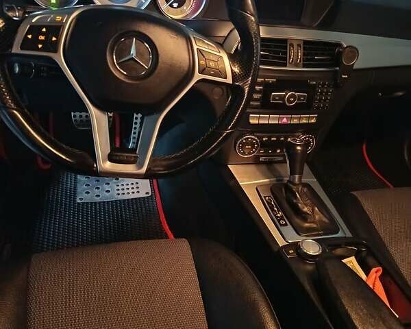 Черный Мерседес Ц-Класс, объемом двигателя 2.14 л и пробегом 213 тыс. км за 13000 $, фото 4 на Automoto.ua