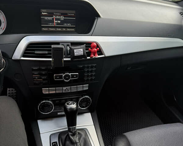 Чорний Мерседес Ц-Клас, об'ємом двигуна 2.15 л та пробігом 225 тис. км за 15200 $, фото 16 на Automoto.ua