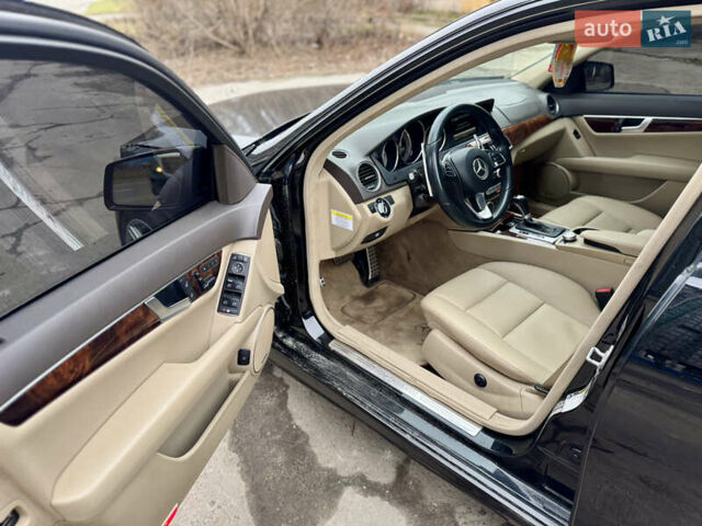 Черный Мерседес Ц-Класс, объемом двигателя 1.8 л и пробегом 160 тыс. км за 7999 $, фото 7 на Automoto.ua