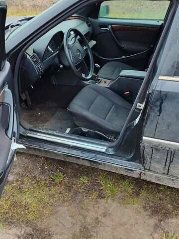 Черный Мерседес Ц-Класс, объемом двигателя 1.8 л и пробегом 330 тыс. км за 800 $, фото 4 на Automoto.ua