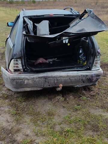 Черный Мерседес Ц-Класс, объемом двигателя 1.8 л и пробегом 330 тыс. км за 800 $, фото 3 на Automoto.ua