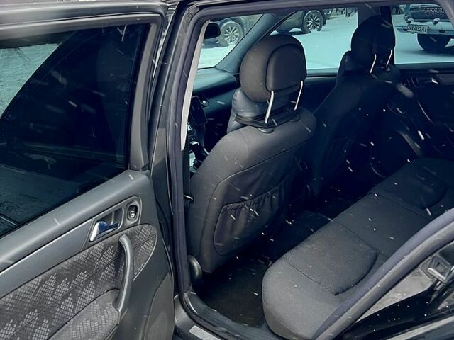 Чорний Мерседес Ц-Клас, об'ємом двигуна 2.1 л та пробігом 350 тис. км за 5900 $, фото 7 на Automoto.ua