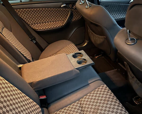 Чорний Мерседес Ц-Клас, об'ємом двигуна 2.69 л та пробігом 360 тис. км за 3750 $, фото 19 на Automoto.ua