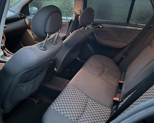 Чорний Мерседес Ц-Клас, об'ємом двигуна 2.69 л та пробігом 360 тис. км за 3750 $, фото 24 на Automoto.ua