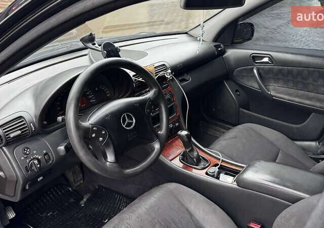 Черный Мерседес Ц-Класс, объемом двигателя 2.2 л и пробегом 401 тыс. км за 2150 $, фото 10 на Automoto.ua