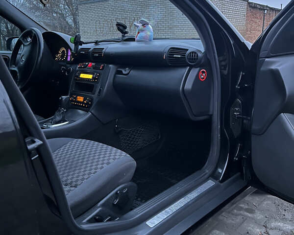 Чорний Мерседес Ц-Клас, об'ємом двигуна 2.69 л та пробігом 360 тис. км за 3750 $, фото 14 на Automoto.ua